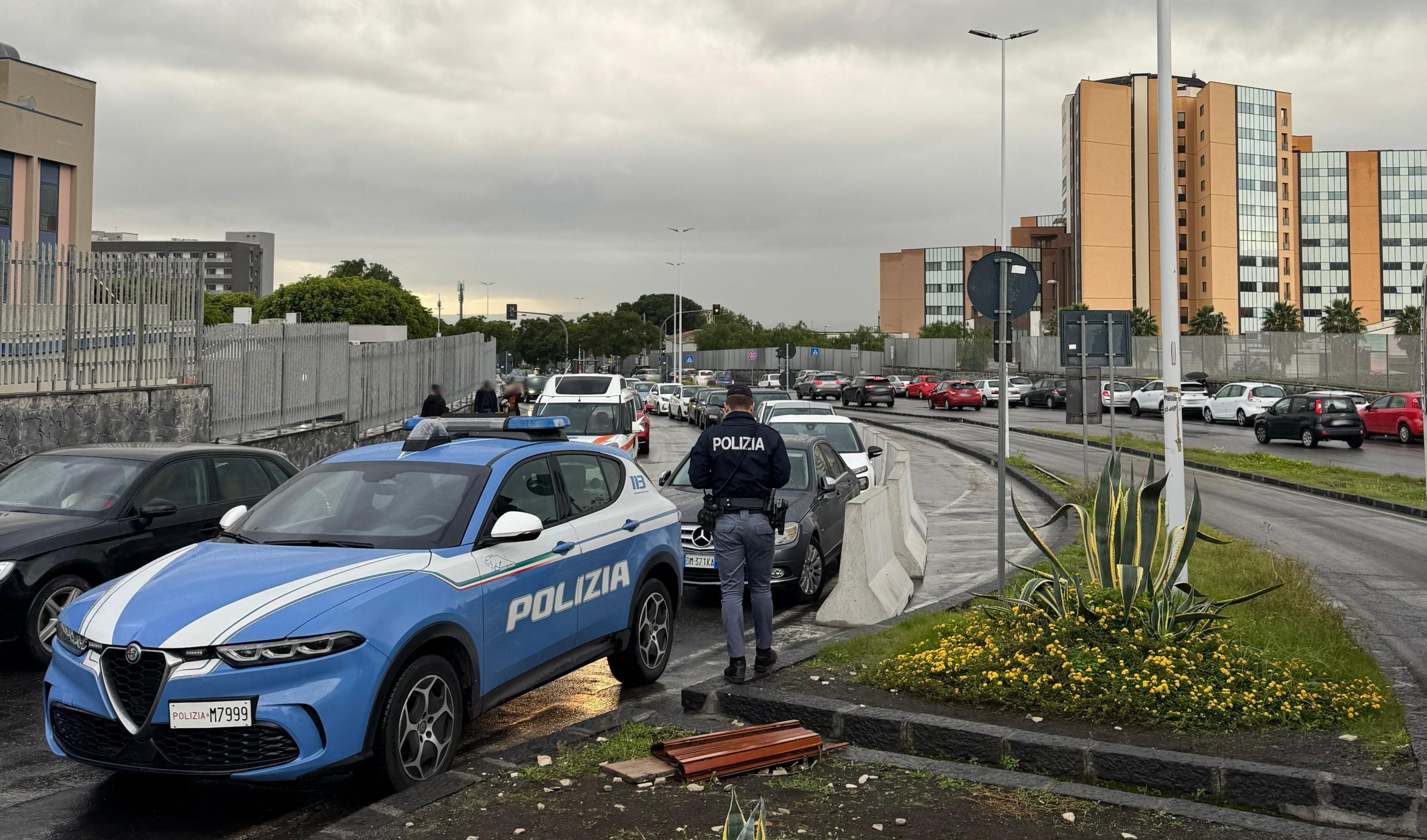 Controlli a Catania, le macchine parcheggiate impedivano l’accesso al Policlinico: i provvedimenti