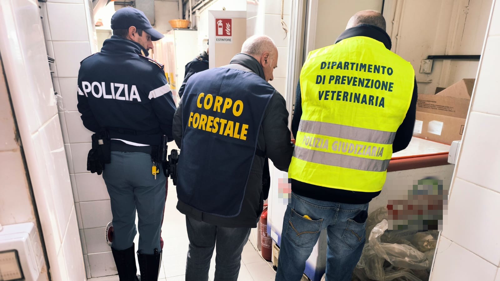 Controlli in un bar di via Etnea, scoperte irregolarità e sanzioni