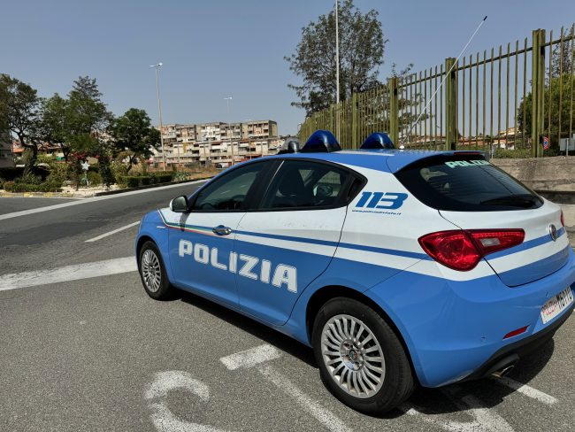 Catania, denunciato 60enne che nascondeva la droga in balcone