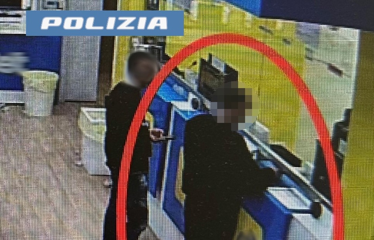Coppia di ladri ruba un bancomat e lo usa per fare scommesse e comprare sigarette