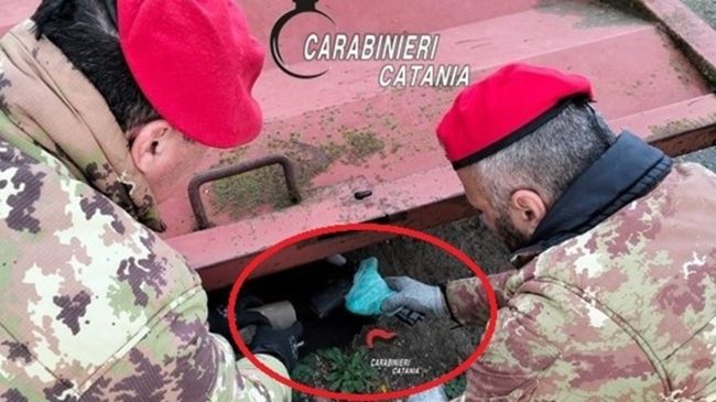 Mineo, arrestato 19enne con armi, munizioni e materiale esplosivo nascosto in un fabbricato