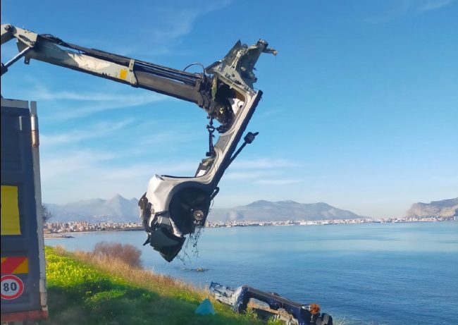 Palermo, pulizia del Parco Libero Grassi: rimosse anche carcasse di auto