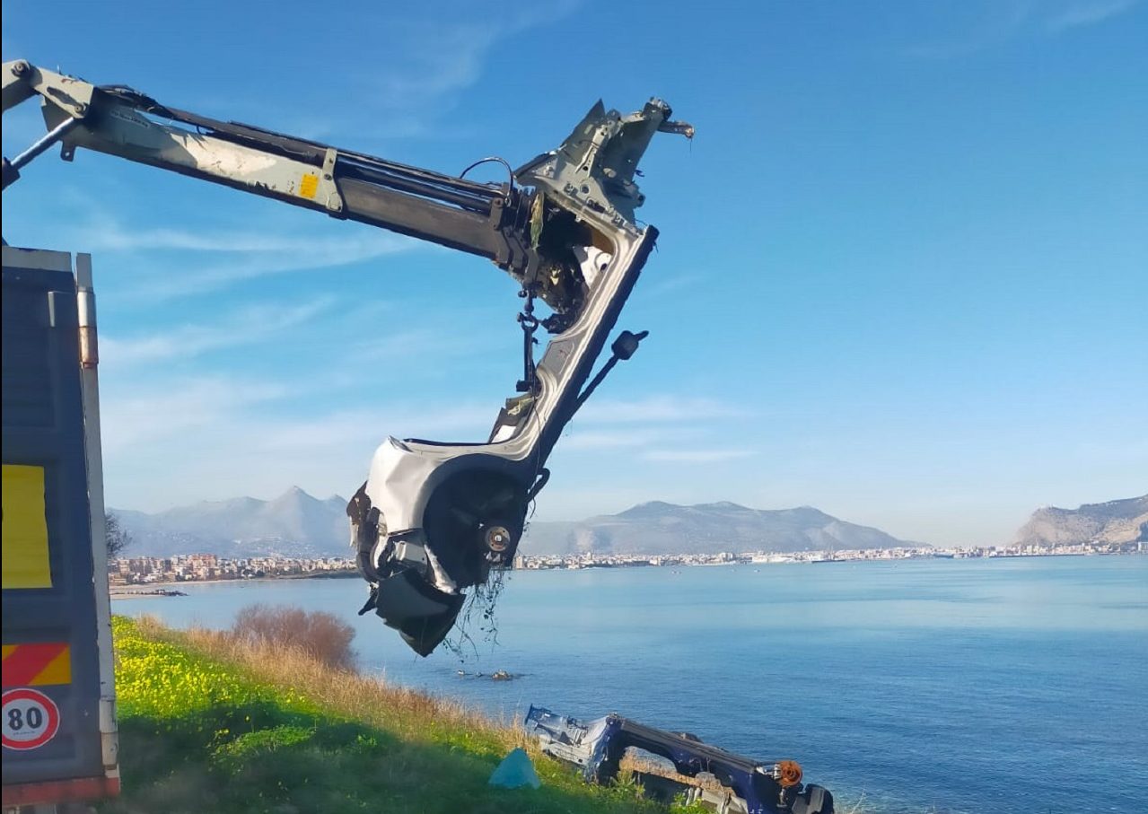 Palermo, pulizia del Parco Libero Grassi: rimosse anche carcasse di auto