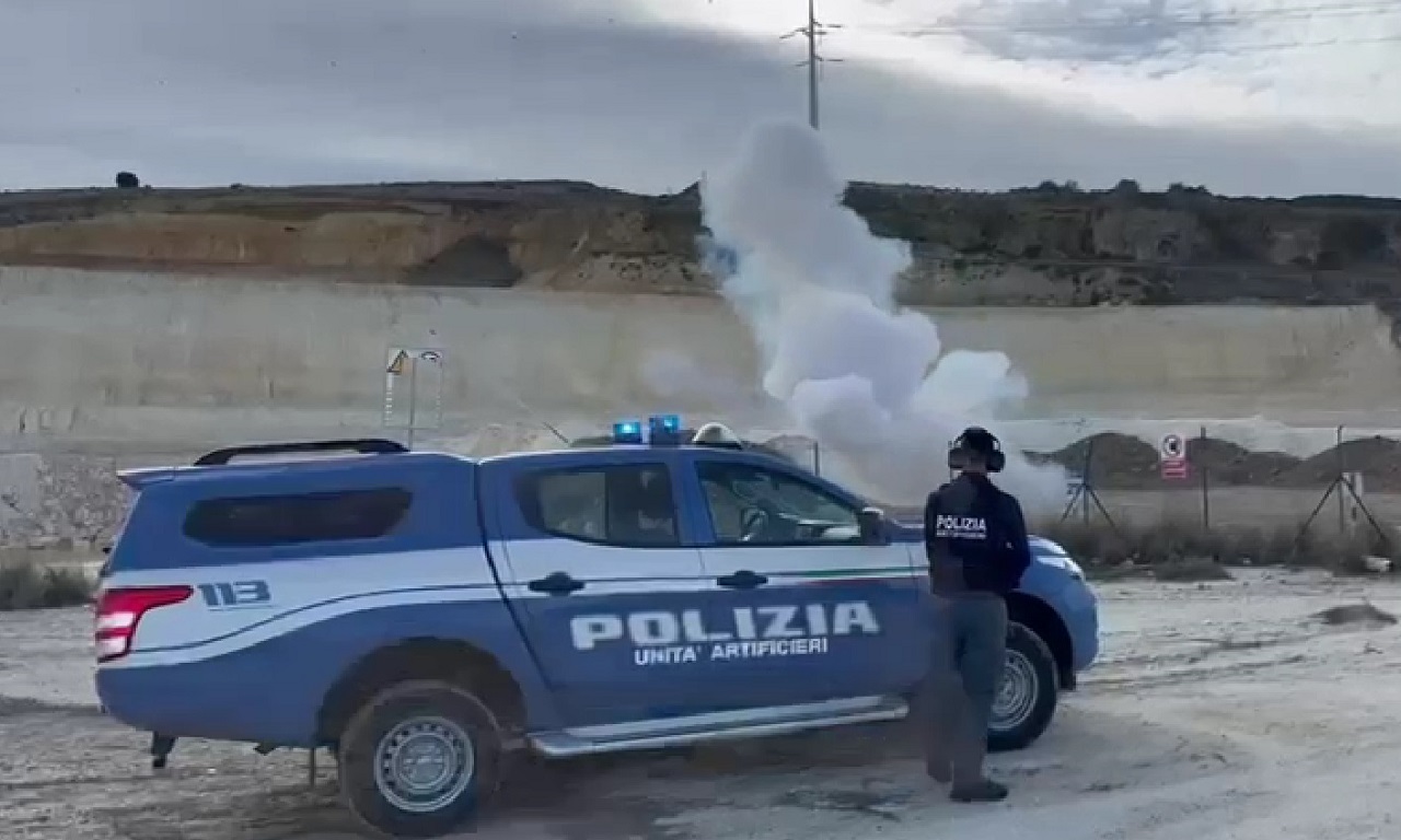 Sorpreso con marijuana e tre bombe carta in auto: arrestato 21enne