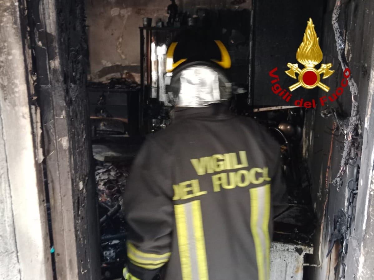 Riposto, incendio in un’abitazione: salvata una donna – VIDEO