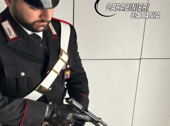 Sfonda la porta armato minacciando la fidanzata e l’amica: un arresto nel Catanese