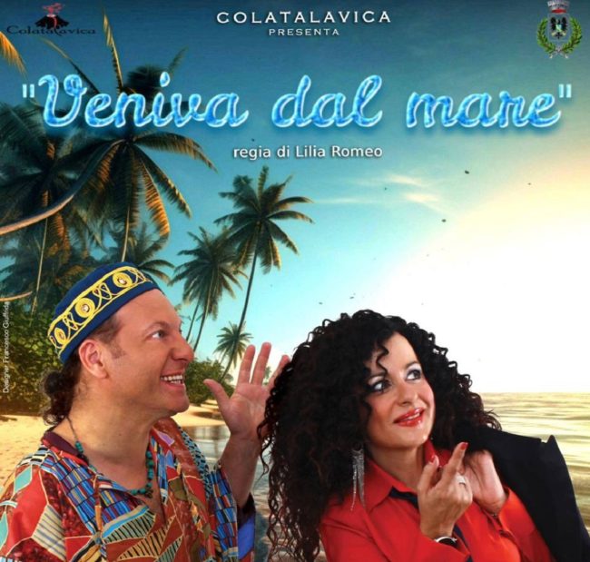 “Veniva dal mare”, tra comicità e riflessione: in scena a Misterbianco