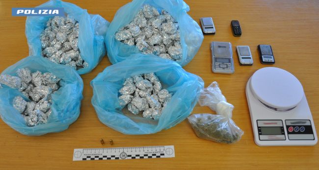 Pusher ai domiciliari spaccia da casa, 26enne adranita in manette