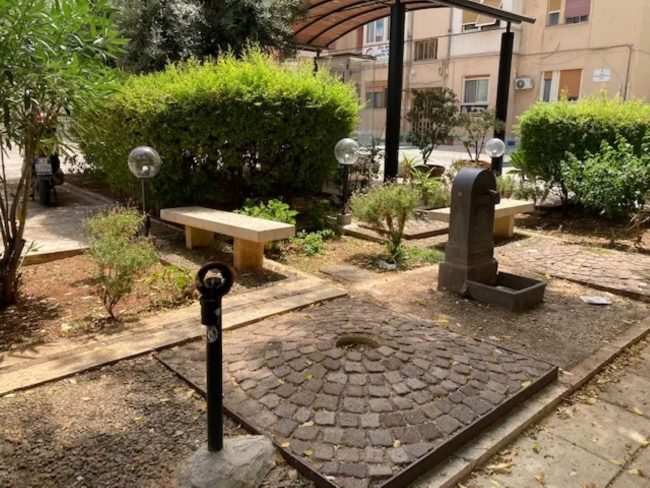 Palermo, atti vandalici in piazza Pino Puglisi a Brancaccio: sradicati due lampioni