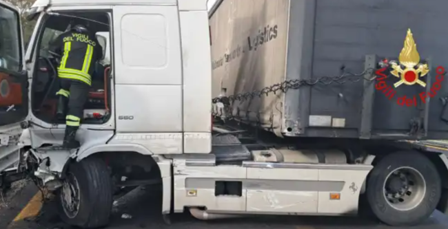 Incidente a Enna: camion contro il guardrail, ferito il conducente e traffico in tilt