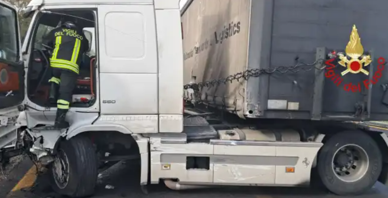 Incidente a Enna: camion contro il guardrail, ferito il conducente e traffico in tilt