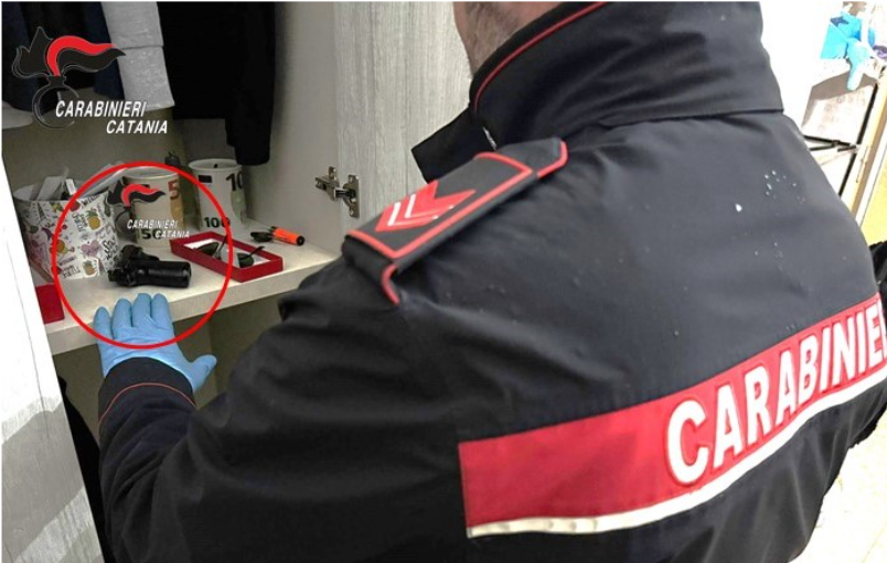 Catania, prova a fuggire ma viene fermato e trovato con armi: arrestato 27enne