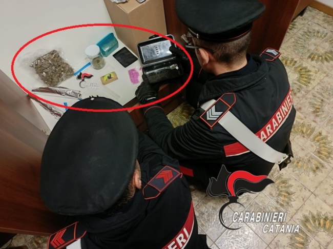 Beccato con diverse tipologie di droga in casa: arrestato 35enne a Santa Maria di Licodia