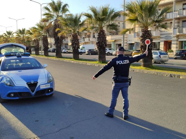 Tolleranza zero per chi usa il telefono alla guida, patenti ritirate e multe salate a Catania