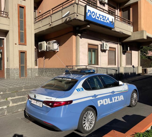 Trova un bancomat per strada ma non resiste alla tentazione di prelevare