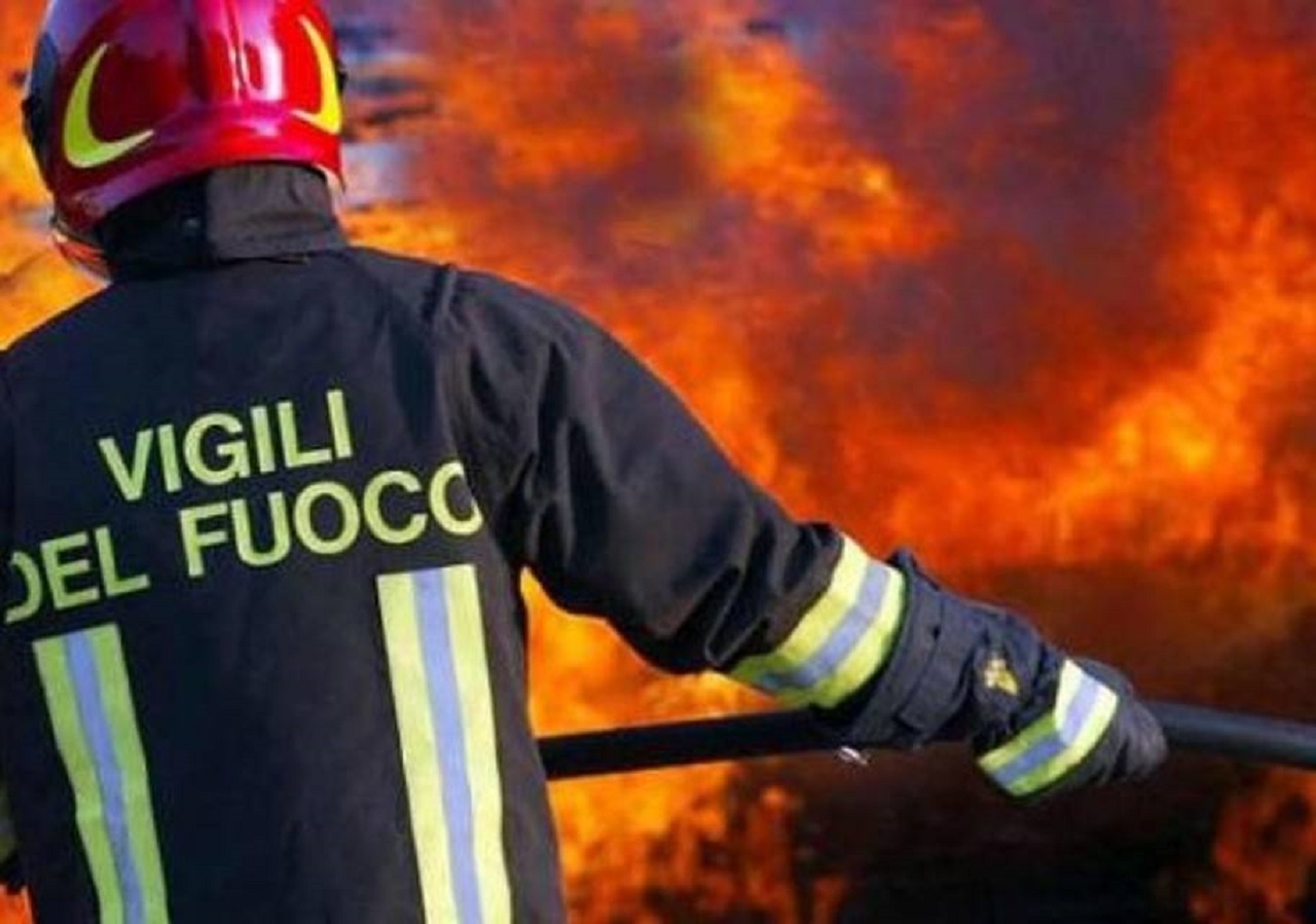 Fiamme a Catania: bruciano un’abitazione e un pub del centro