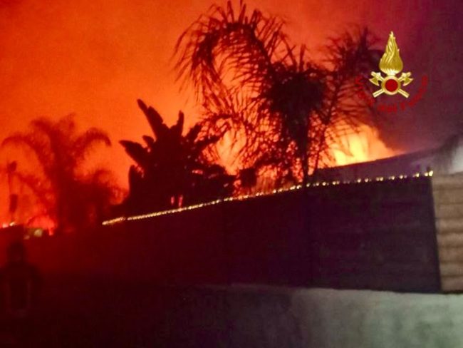 Catania, maxi incendio al Villaggio Ippocampo di mare: minacciate diverse abitazioni