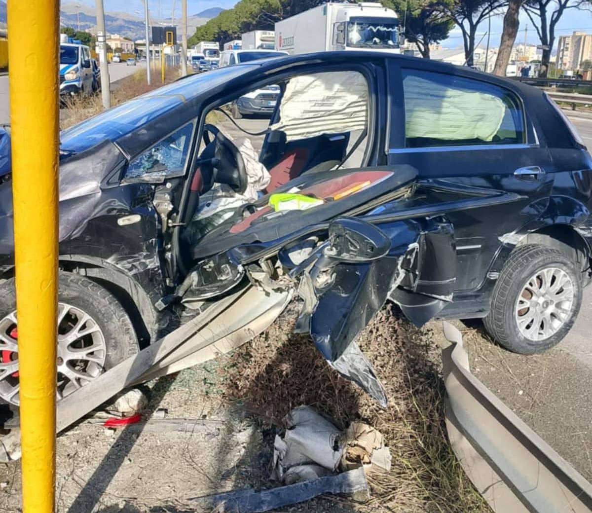 Palermo, grave incidente in viale Regione Siciliana: auto si schianta contro guard-rail