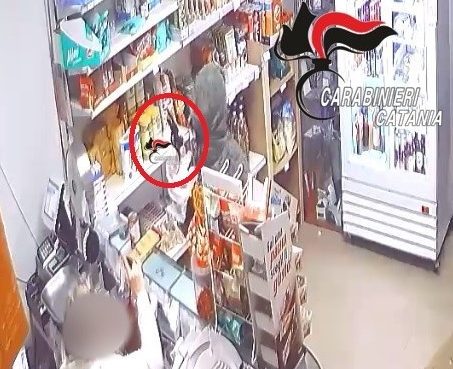 Palagonia, 29enne tenta rapina in un negozio vicino casa
