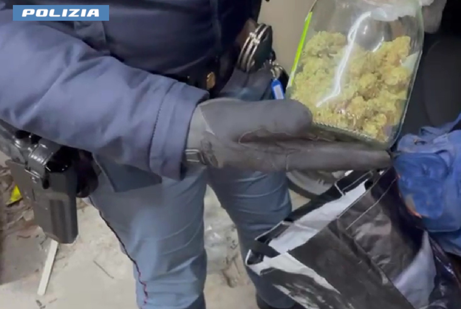 Catania, nascondeva la droga in garage pronto a spacciare comodamente da casa
