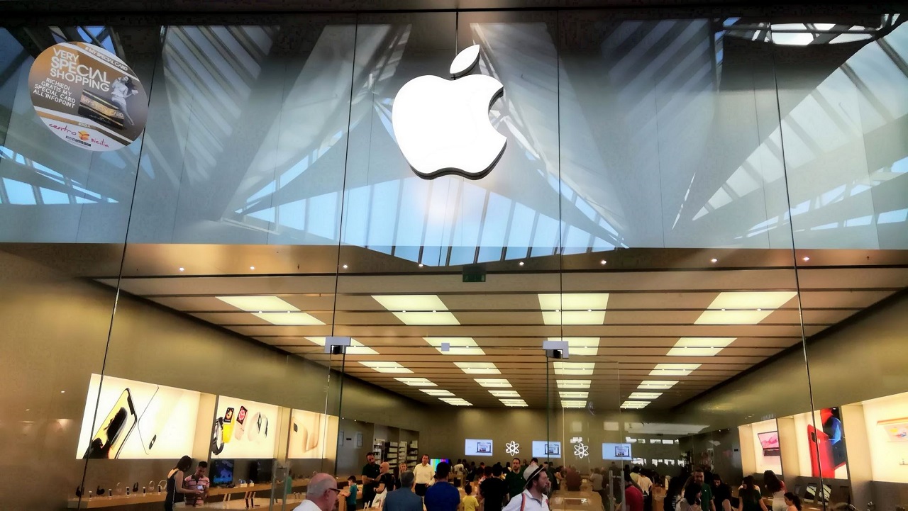 Il colpo all’Apple Store mentre Catania festeggiava Capodanno