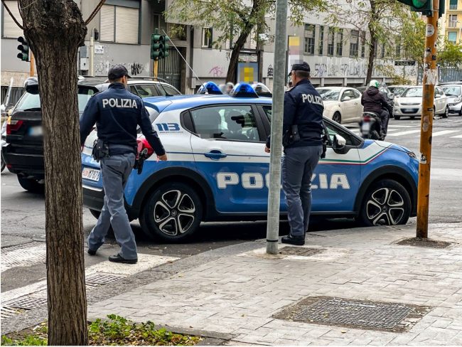 Catania, viola il divieto di avvicinamento e aggredisce l’ex per strada