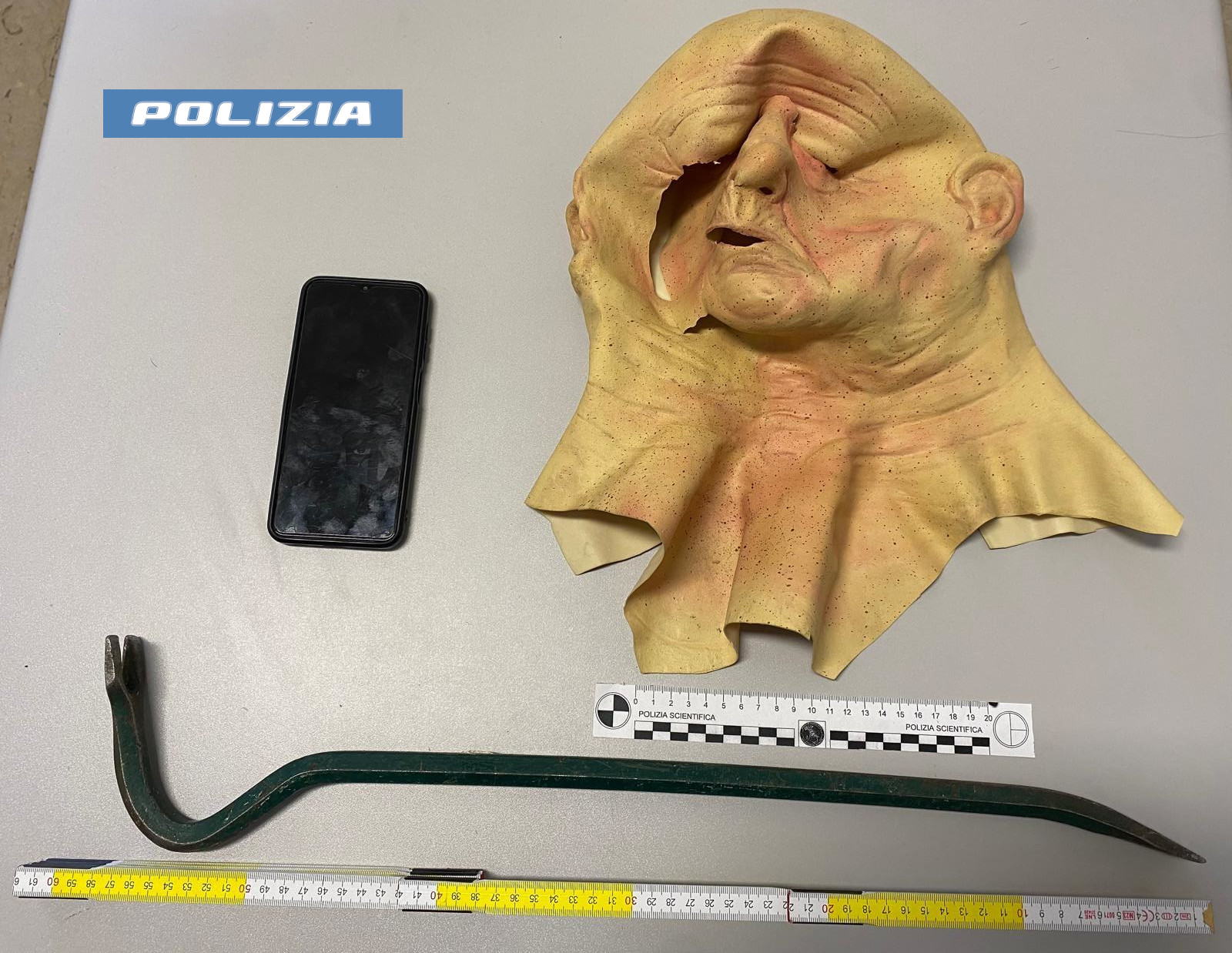 Baby gang di minorenni derubava case nel Catanese: 5 denunce