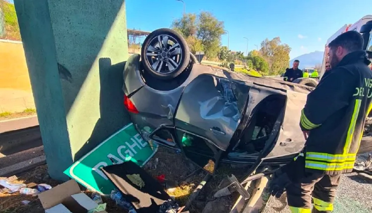 Incidente a Bagheria, auto prende in pieno il guardrail sulla A19