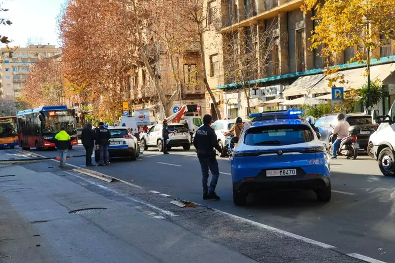 Incidente sul lavoro a Catania, cade palo illuminazione: ferito operaio