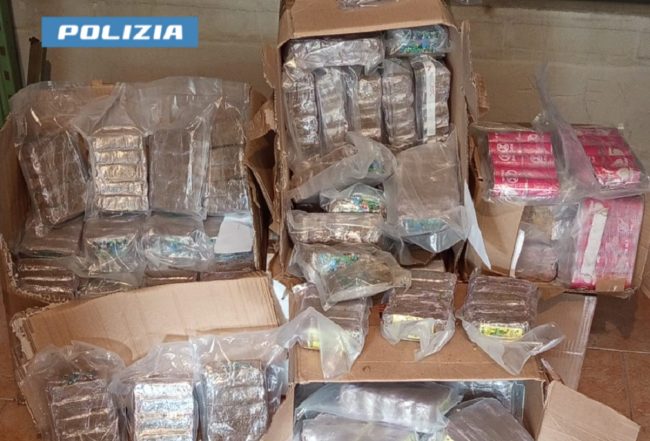 Corriere della droga in giro per Palermo con 80 chili di hashish: beccato per “colpa” dei finestrini