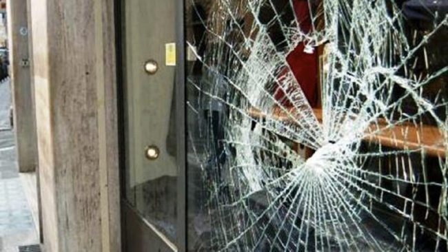 Spaccata in un negozio di via Torino: lasciato un biglietto per i proprietari