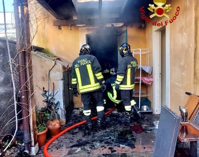 In fiamme un abitazione a Sant’Agata li Battiati, sul posto i vigili del fuoco