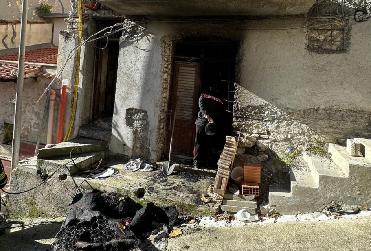 Incendio a San Cipirello, fratellini intrappolati in casa chiedono aiuto dalla finestra