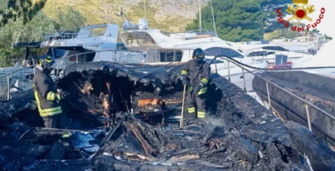 Rogo a Capo Gallo, prende fuoco un’imbarcazione Motomar