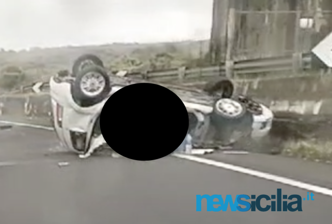 Incidente ad Adrano, auto si ribalta dopo scontro con un altro mezzo: un ferito