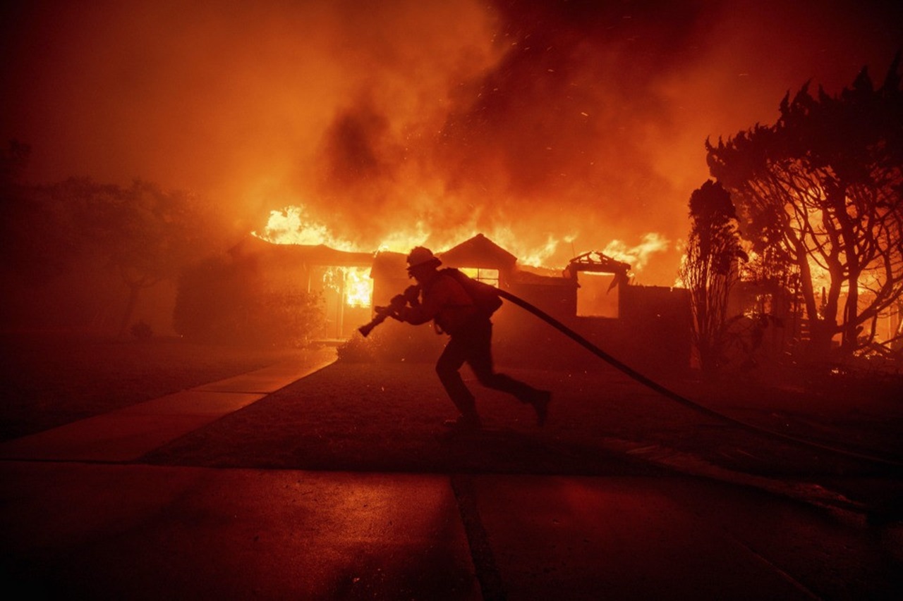 Inferno a Los Angeles: incendi devastano la città, evacuazioni di massa e celebrità in fuga