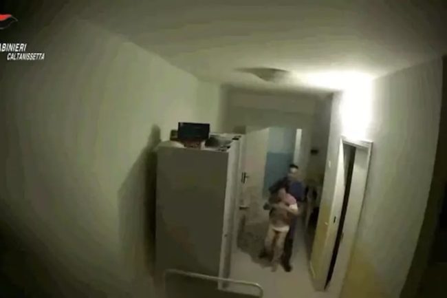 Anziano casa di riposo degli orrori muore in ospedale: la denuncia del figlio