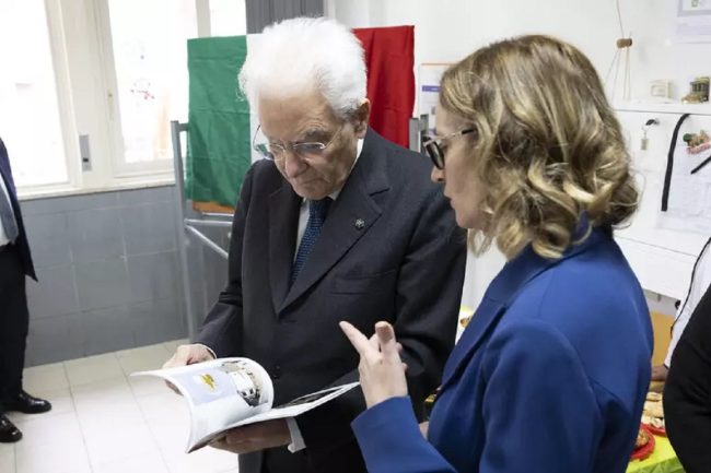 Visita a sorpresa del presidente Mattarella in una scuola di Palermo