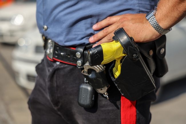 Casteltermini, prende a calci e pugni i carabinieri durante una rissa