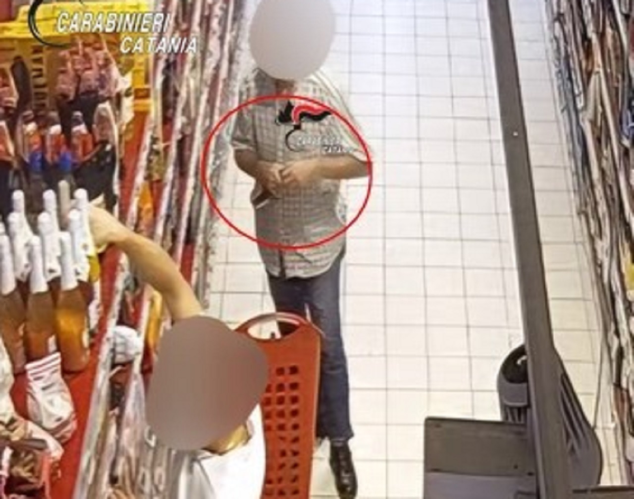 Rubavano bottiglie di liquore nei supermercati del Catanese, due arresti