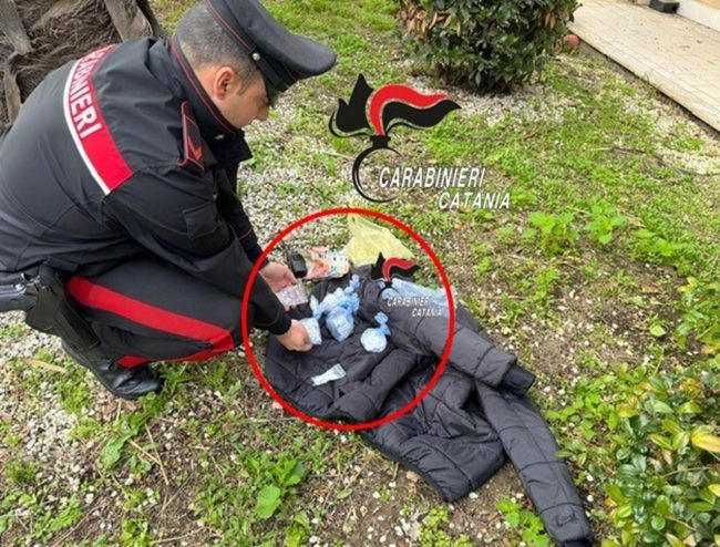 Catania, offre la droga agli automobilisti di passaggio: arrestato