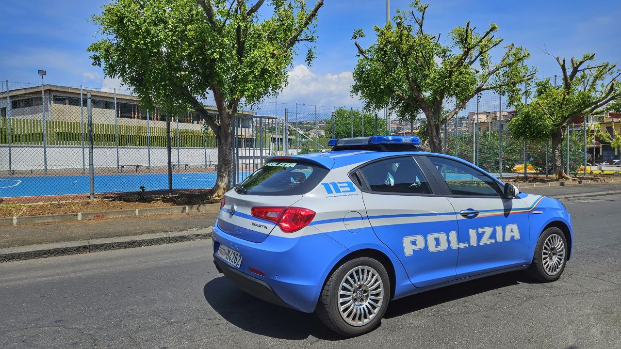 Per sfuggire al controllo investe 2 poliziotti, a uno gli frattura la mano: in manette 20enne a Catania