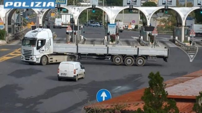 Contromano sulla Catania-Messina con un camion per evitare la polizia – VIDEO