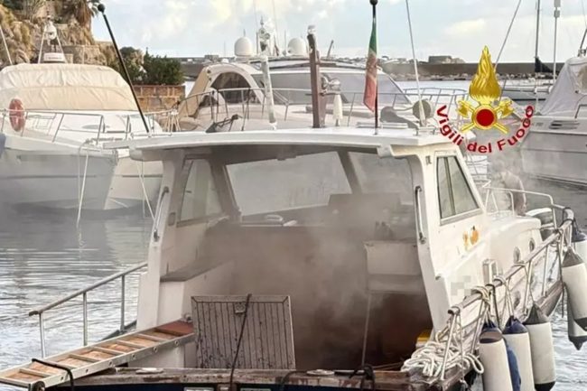 Fiamme al porticciolo di Palermo, a fuoco imbarcazione ormeggiata