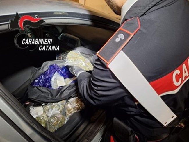 Pusher “ingegnoso” beccato a Catania: faceva ritirare “self-service” la droga ai clienti