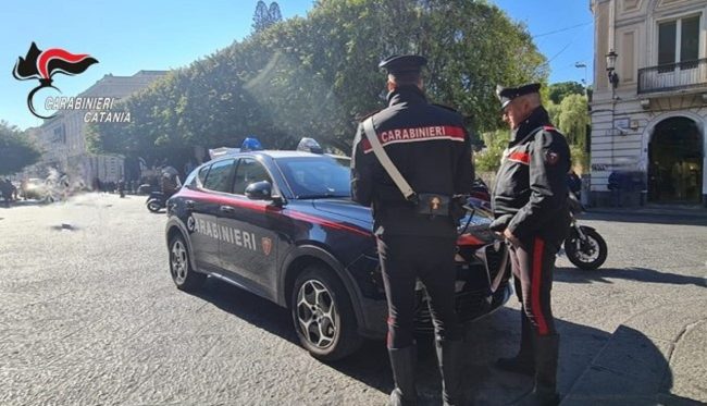 Ruba due cellulari da un negozio di Catania e cade dal motorino tentando la fuga