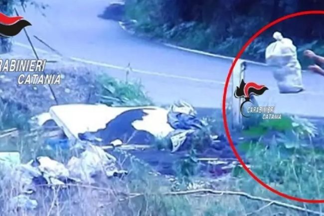 Ripresi dalle telecamere mentre lasciano rifiuti per strada, due denunce nel Catanese
