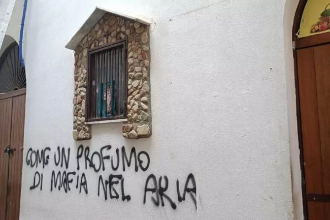Imbrattato muro a Palermo con una scritta che inneggia alla mafia