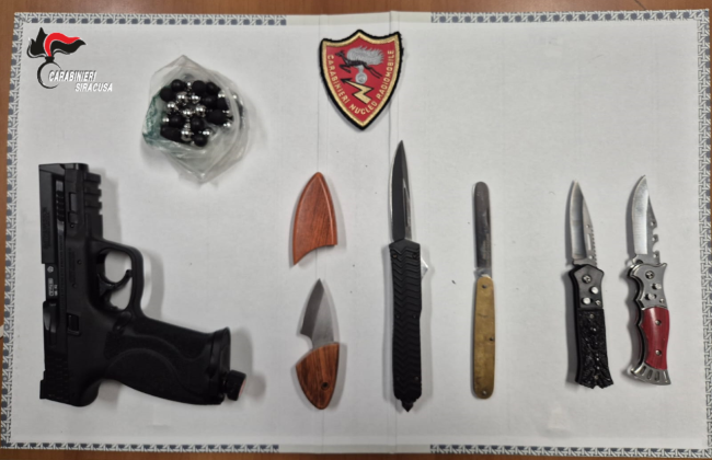 Un coltello in tasca e altre armi in auto, denunciato un uomo a Siracusa