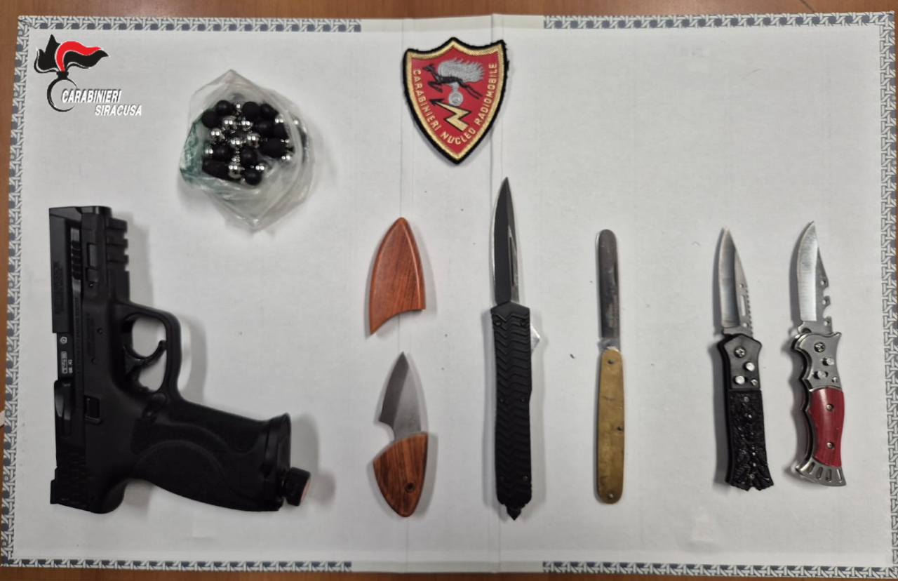Un coltello in tasca e altre armi in auto, denunciato un uomo a Siracusa